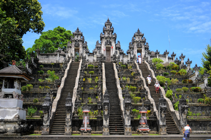 Dramatische Feuersbrunst zerstört historische Tempel auf Bali: Aufklärung der Verwüstung